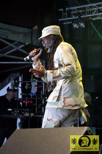 Admiral Tibet (Jam) with The House of Riddim Band 22. Reggae Jam Festival - Bersenbrueck 30. Juli 2016 (19).JPG